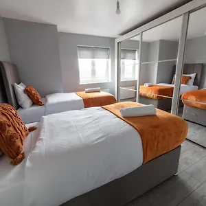  Apartment Contractor-ready House - Bright, Spacious, And Free Wifi Included! United Kingdom