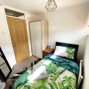  Homestay 5min Drive To Luton Airport, 2 Train Stations & Motorway - Free Parking - Late Check Out 11am - Quiet & Peaceful Location With A Relaxing Garden - Only 25min Drive To North London - Free Wifi United Kingdom