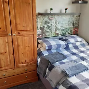 Homestay Double Bedroom Sleeps 1 Or 2 With Back Garden View, Poole